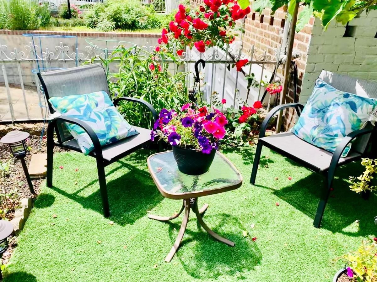 Lga Airport 3 Mins, 3 Bedroom Duplex House, Parking And Private Backyard, 9mins Subway! Casa vacanze *