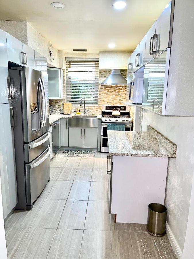 Lga Airport 3 Mins, 3 Bedroom Duplex House, Parking And Private Backyard, 9mins Subway! Casa vacanze
