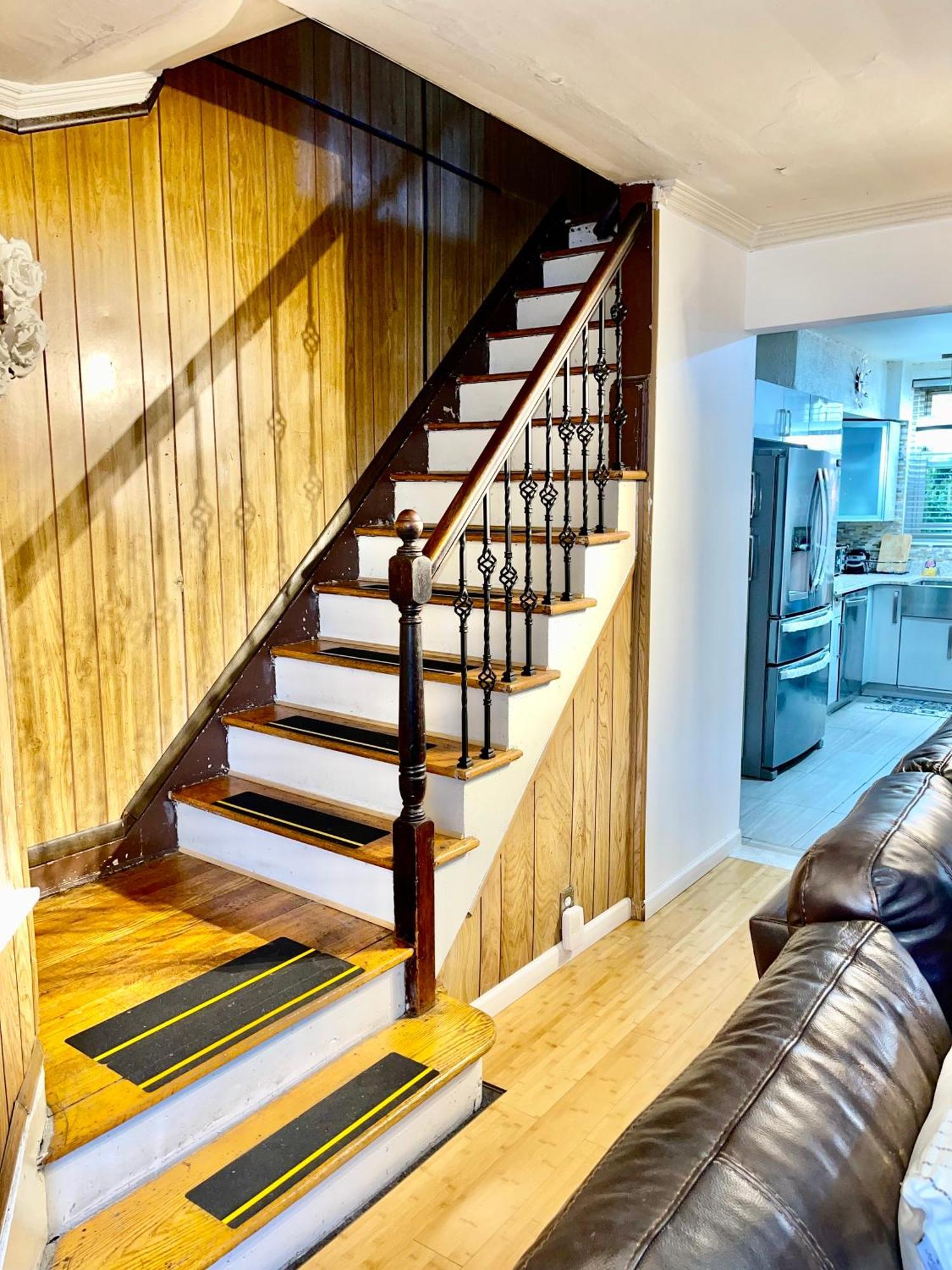 Casa vacanze Lga Airport 3 Mins, 3 Bedroom Duplex House, Parking And Private Backyard, 9mins Subway! New York